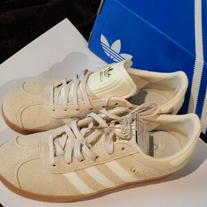 Adidas Gazelle size 5